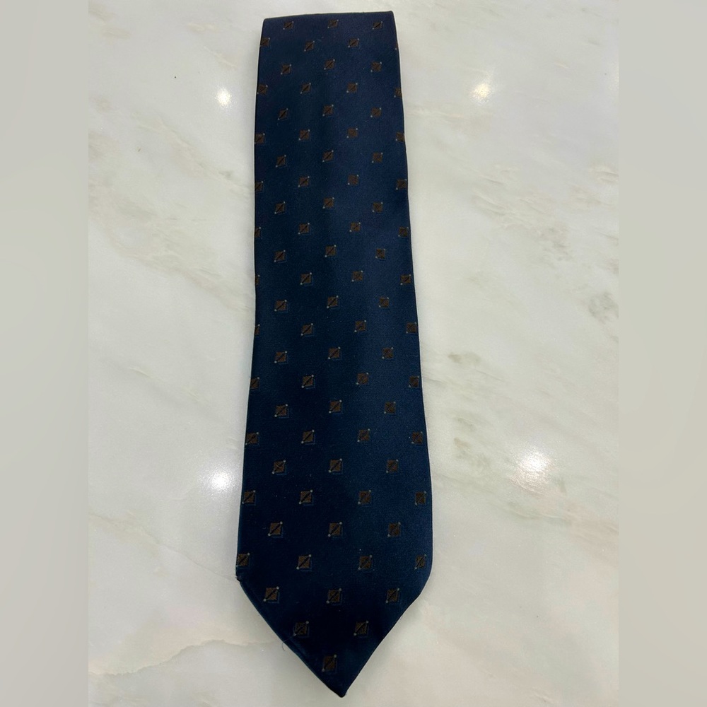 Giorgio Armani tie. Blue with brown pattern detailing. Silk. Great condition!